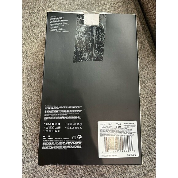 Nike 3 Piece Set Baby Bodysuit Hat and Booties 0 to 6 Months New - Picture 9 of 9